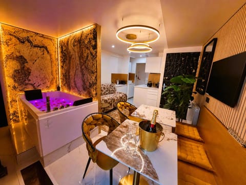 Hot Tub, TV and multimedia, Living room, Dining area, Bath