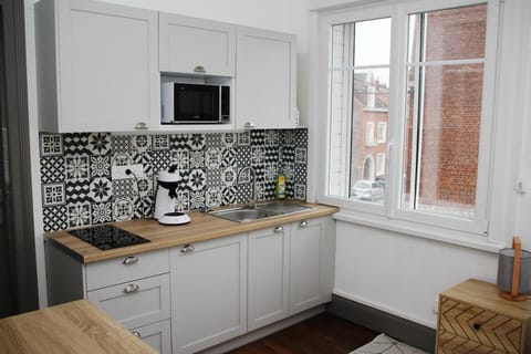 Coffee/tea facilities, Kitchen or kitchenette, oven, stove, toaster
