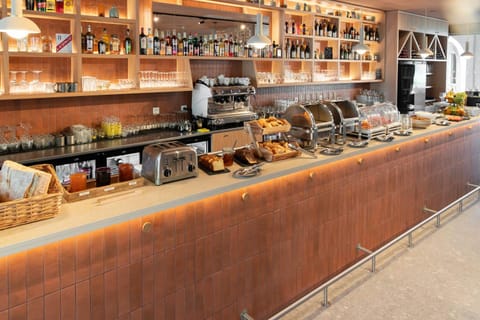 Restaurant/places to eat, Food and drinks, Buffet breakfast