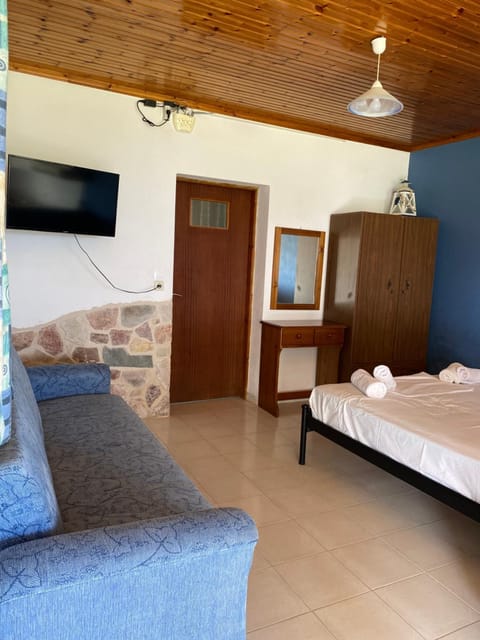 Bed, TV and multimedia, Bedroom, towels