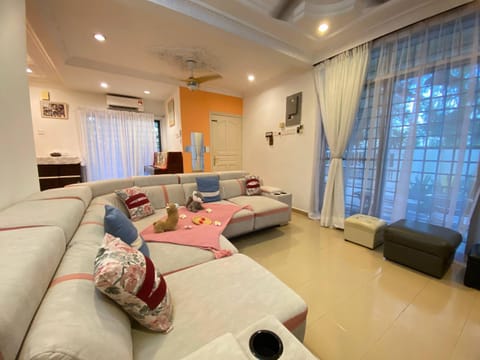 Living room, Seating area, air conditioner
