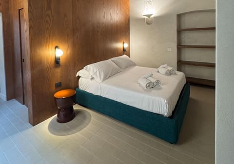 Bed, Photo of the whole room, Decorative detail, Bedroom, towels, wardrobe
