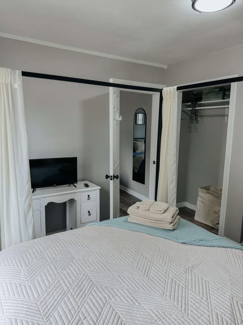 Coastal Farmhouse - Pet Friendly and Quiet Location House in Bay County