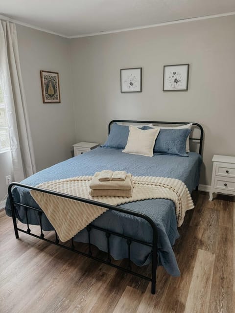 Coastal Farmhouse - Pet Friendly and Quiet Location House in Bay County