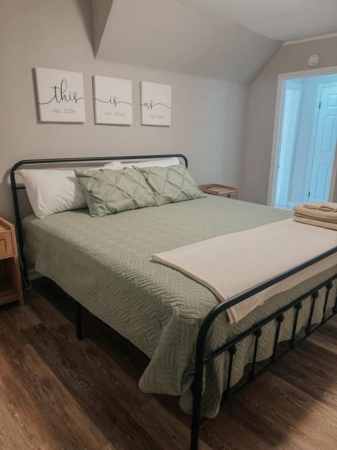 Coastal Farmhouse - Pet Friendly and Quiet Location House in Bay County