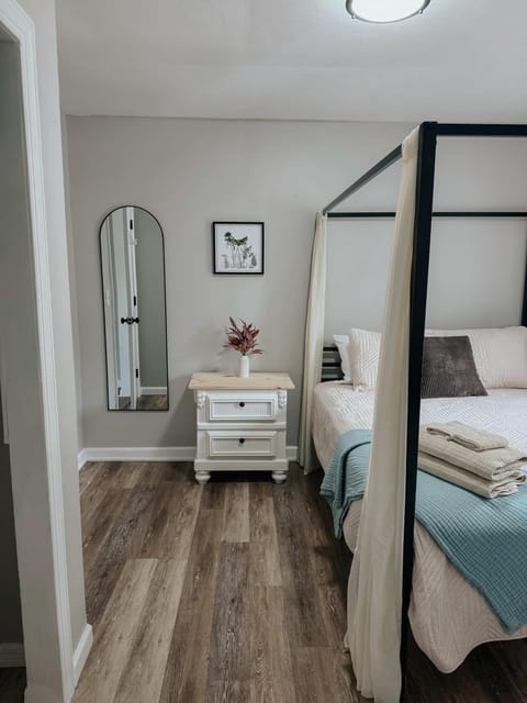 Coastal Farmhouse - Pet Friendly and Quiet Location House in Bay County