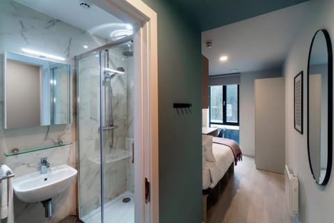 Shower, Bed, Bathroom, Photo of the whole room, Bedroom, towels