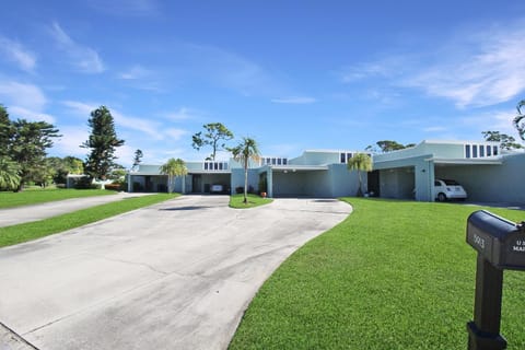 LuvLax Charming Golf Course Front Home House in Longboat Key