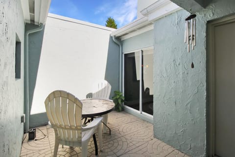 LuvLax Charming Golf Course Front Home House in Longboat Key