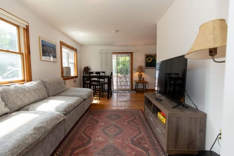 Entire 1 Bdrm house 5 mins from NWMC and DwnTwn House in Saint Albans City