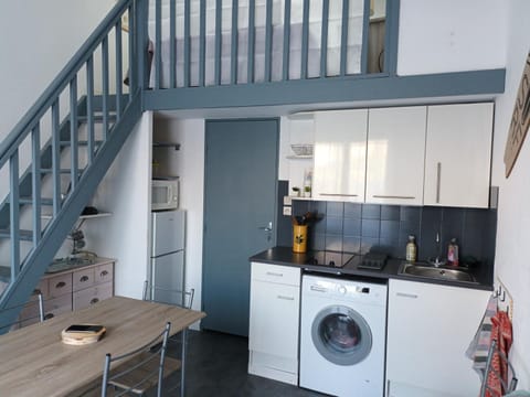 Kitchen or kitchenette, stove, washing machine