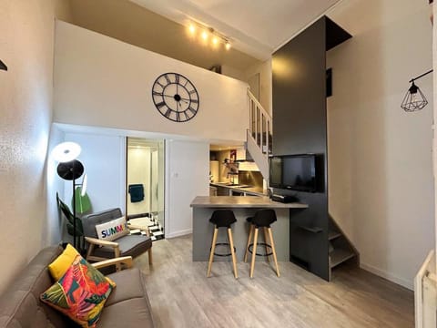 Kitchen or kitchenette, Seating area