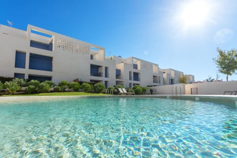 Property building, Day, Swimming pool, sunbed