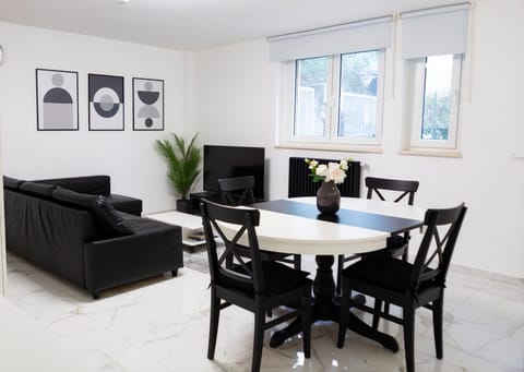 Living room, Seating area, Dining area, Lunch