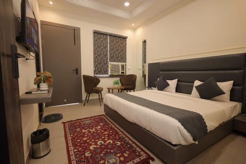 Communal lounge/ TV room, Bed, TV and multimedia, Living room, Photo of the whole room, Seating area, Evening entertainment, Bedroom, hair dresser