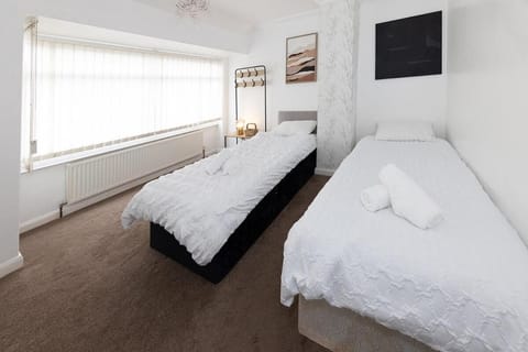 Wivelsfield Retreat- Modern & Spacious Home House in Doncaster