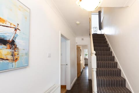 Wivelsfield Retreat- Modern & Spacious Home House in Doncaster