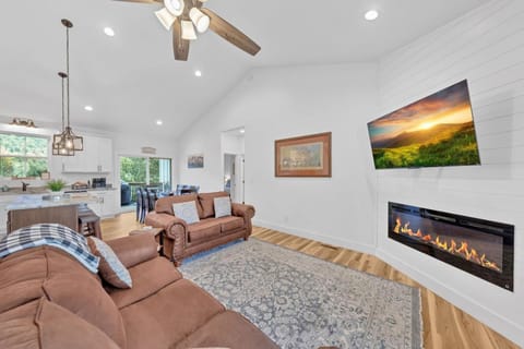 Sleeps 10, HotTub, Game Room, Views, Pet Friendly House in Sevier County