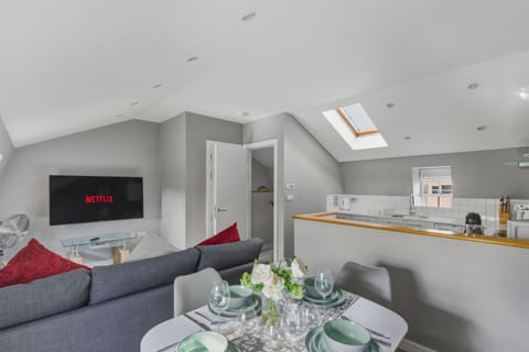 TV and multimedia, Kitchen or kitchenette, Living room, Dining area