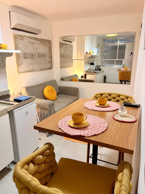 Kitchen or kitchenette, Living room, Food and drinks, Food, minibar, stove