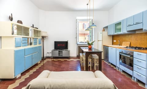 Kitchen or kitchenette, Living room, Seating area, Dining area, dishwasher, oven, stove