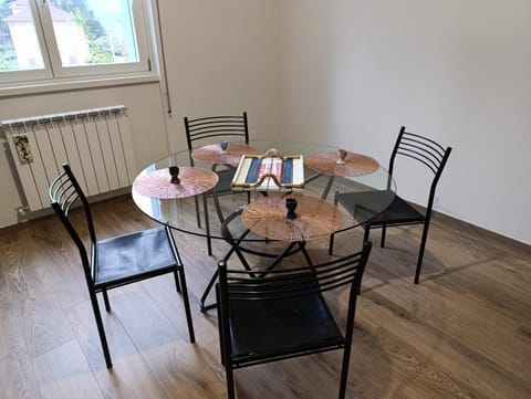 Living room, Breakfast, Dinner