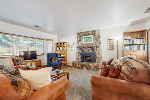 Golden Pine Lodge House in Al Tahoe
