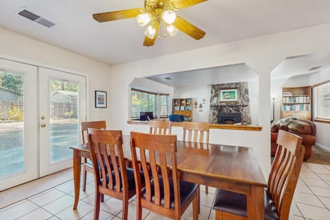 Golden Pine Lodge House in Al Tahoe