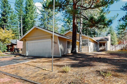 Golden Pine Lodge House in Al Tahoe