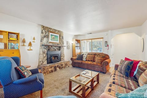 Golden Pine Lodge House in Al Tahoe