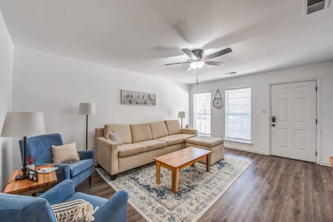 Mins to Downtown & U of Memphis! High Point Duet 1 House in Memphis