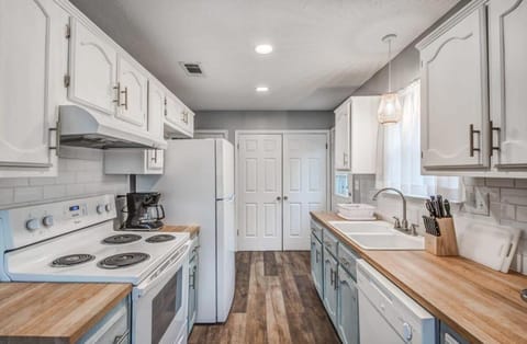 Near State-Park & Downtown - Sunset Trace Bungalow House in Bartlett