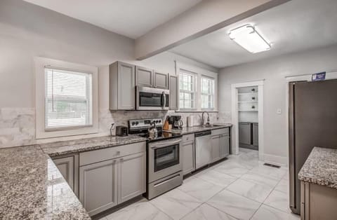 Near Rhodes College & Downtown! The Rolling Stone House in Memphis