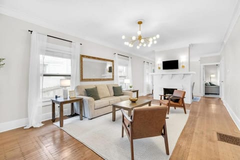 MidTown Cozy Cottage House in Meridian-Kessler