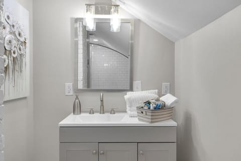 MidTown Cozy Cottage House in Meridian-Kessler