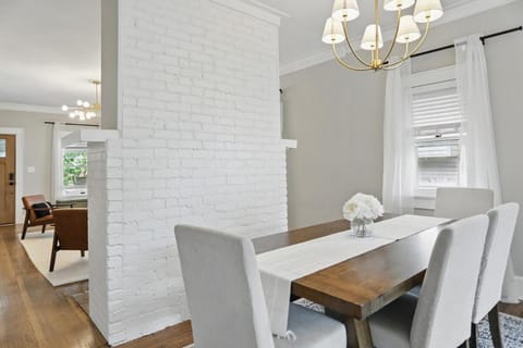 MidTown Cozy Cottage House in Meridian-Kessler