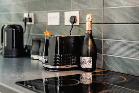 Coffee/tea facilities, Kitchen or kitchenette, Food and drinks, Drinks, Alcoholic drinks