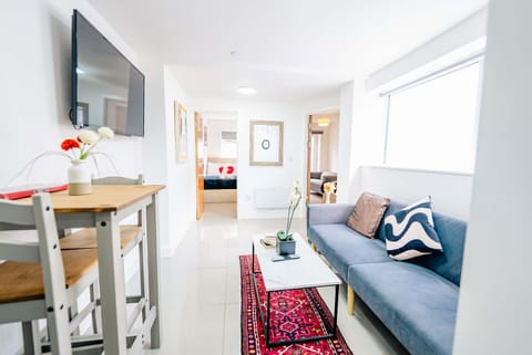 Bed, TV and multimedia, Kitchen or kitchenette, Living room, Photo of the whole room, Seating area, Dining area, Bedroom