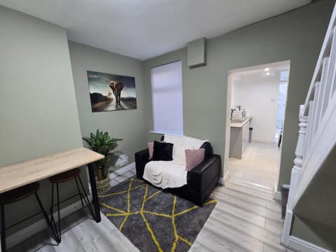 TV and multimedia, Kitchen or kitchenette, Living room, Seating area, Dining area
