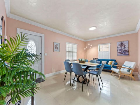 Tropical Bay House-Near By Brickell, Wynwood and South Beach House in Miami