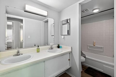 Shower, Toilet, Bathroom, Bath, towels