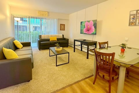 TV and multimedia, Living room, Seating area, Dining area