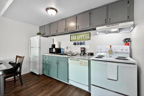 Coffee/tea facilities, Kitchen or kitchenette, dishwasher, stove, toaster