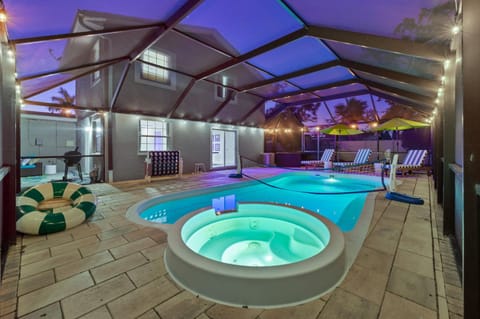 Sleeps 16 Golf Simulator Pickleball Pool Spa House in Bradenton