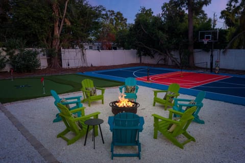 Sleeps 16 Golf Simulator Pickleball Pool Spa House in Bradenton