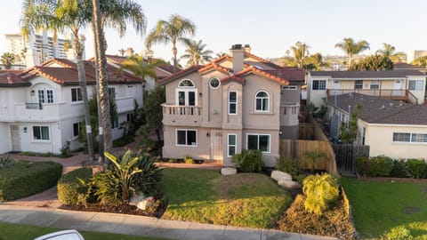 Walk to beach Great location Villa House in Pacific Beach