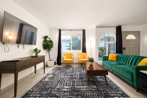 Walk to beach Great location Villa House in Pacific Beach