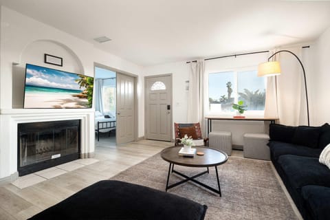 Walk to beach Great location Villa House in Pacific Beach