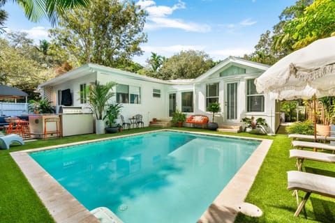 Garden Grove- Miami Home with Private Pool House in Coconut Grove
