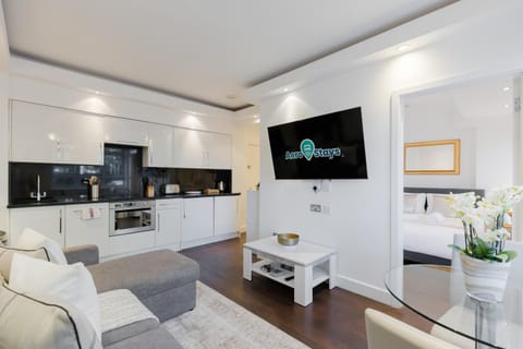 TV and multimedia, Kitchen or kitchenette, Living room, Seating area, Dining area, oven, stove